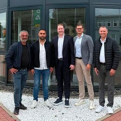 Savas und Namic Ardic (l., Inhaber/Geschäftsführer Autohaus Yaans) haben ihr Betriebsgelände an die Rosier-Gruppe verkauft, hier vertreten durch Paul Rosier (COO/Direktor Organisation, Peter Todenhagen (Gesamtvertriebsleiter und Verkaufsleiter Großkunden Autohof Reimers GmbH) sowie Manuel Voß (Niederlassungsleiter Autohof Reimers GmbH). (Bild: Rosier)