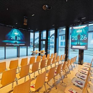 Les locaux de la Couronne Grand Chasseral sont superbement équipés pour ce genre de manifestations. Avec 130 personnes la séance du matin atteignait presque la capacité maximale de la salle.(Source :  FAJI SA)