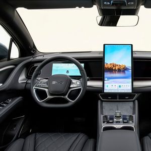 Der 15,6 Zoll große Bildschirm lässt sich auf Knopfdruck zwischen Hoch- oder Querformat drehen.(Bild:  BYD)