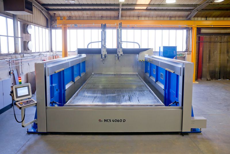 Die Philosophie der Vollwandbauweise und ein automatisierter Vorder- und Rückseitenschutz sorgen laut Water Jet Sweden für einen sicheren Maschinenbetrieb bei der Fertigung von 3D-Komponenten.  (Water Jet Sweden/Matt Roberts)