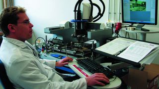 Rework-Arbeitsplatz bei Kraus Hardware: Bauteile werden mit dem Rework-System ONYX 29 von Zevac entfernt und eingelötet (Archiv: Vogel Business Media)