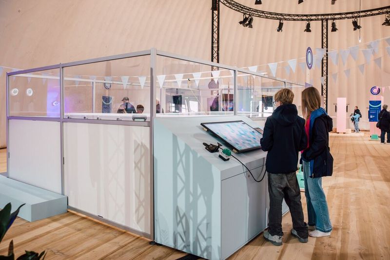 Besucher navigieren den Unterwasserroboter.  (Bild: David Biedert)