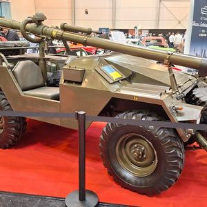 Mal Lust auf einen etwas anderen Oldtimer? Für 42.500 Euro konnten Sie stolzer Besitzer dieses „Pansarvärnspjästerrängbil“ (Panzerabwehrkanonenträger) vom Typ 9031 werden, den Volvo 1963/64 für das schwedische Heer baute. Der 1780 ccm große und 65 PS starke Vieryzlindermotor machen das Gefährt fast 100 km/h schnell.(Bild:  Dominsky – VCG)