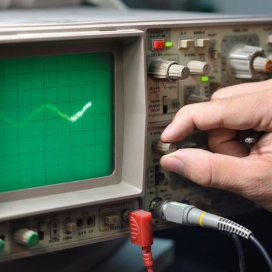 Röhrenoszilloskop:  Ein kleines, defektes Bauteil im Messgerät lieferte falsche Messergebnisse. Ein defekter Kondensator im Siebkondensator-Netzwerk erzeugte ein niederfrequentes Brummen. (Bild: © nikolaborovic88 - stock.adobe.com)