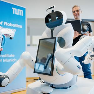 Forschende der Technischen Universität München (TUM) bringen dem neuen Assistenzroboter das Greifen bei ...(Bild:  Max Merget)