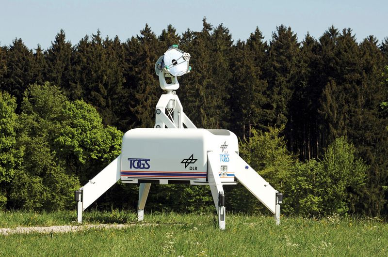 Der Laser dieser sogenannten TOGS-Station wird über Compositestrukturen so stabil gehalten, dass er noch in 800 km Entfernung ein Objekt trifft und verfolgen kann. (Bild: DLR)