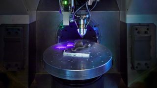 Das Extreme Hochgeschwindigkeits-Laserauftragschweißen (EHLA) ermöglicht den additiven Aufbau funktionaler Oberflächen mit hoher Präzision und Geschwindigkeit. (Bild: Fraunhofer ILT)