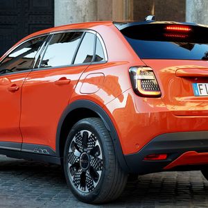 Mit 4,17 Meter ist er 54 Zentimeter länger als der 500e und wird auf Sicht den 500X beerben.(Bild:  © Lorenzo Poli)