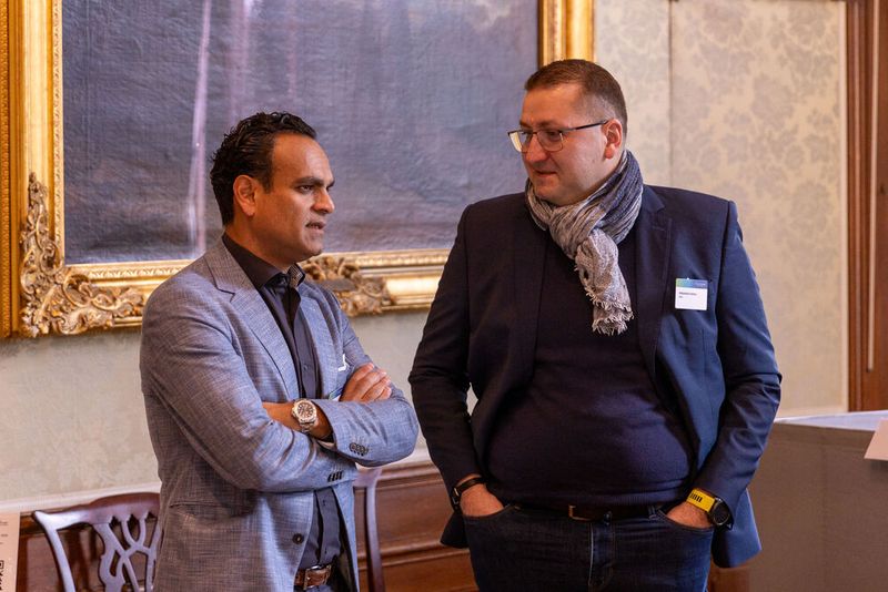 Santosh Wadwa (l., Fsas) im Austausch mit Sebastian Lorenz (Geschäftsführer HuG) (Bild: Fsas)