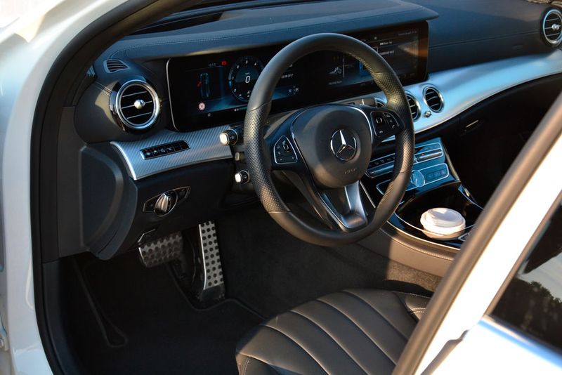 Hier heißt es Platz nehmen: Edelstahl-Sportpedale mit Gumminoppen warten darauf, bedient zu werden. (Bild: Michel / »kfz-betrieb«)