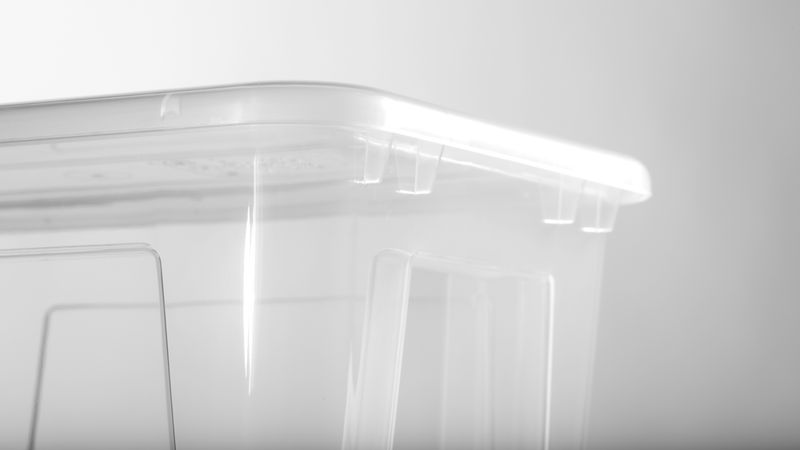 Der Behälter mit Deckel ist speziell für den Einsatz im Haushaltsbereich konzipiert und stellt ein Produktbeispiel von SLG Kunststoff dar. Gefertigt aus schlagfestem Polypropylen (PP) überzeugt er durch seine hohe Robustheit bei gleichzeitig geringem Gewicht.(Bild:  Engel)