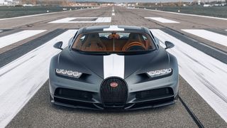 Auf der Startbahn: Bugatti ehrt mit einer neuen Edition des Chiron Sport „Les Legendes du Ciel“ - die Rennfahrer des „goldenen Jahrzehnts“. (Bild: Bugatti)