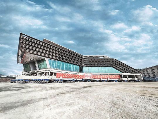 Weltrekord – kein Berg, aber immerhin ein Riesenhotel! Mithilfe elektronisch gekuppelter Transportmodule von TII Scheuerle konnte in China dieses Tausende von Tonnen wiegende Hotel um einen halben Kilometer präzise versetzt werden. Weltrekord – kein Berg, aber immerhin ein Riesenhotel! Mithilfe elektronisch gekuppelter Transportmodule von TII Scheuerle konnte in China dieses Tausende von Tonnen wiegende Hotel um einen halben Kilometer präzise versetzt werden.