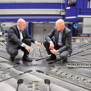 Plus für Teamwork: Als „erheblich entscheidenden Faktor“ für den Kauf von zwei Droop+Rein Portalmaschinen bezeichnet HACO-Geschäftsführer Henning Albrechtsen (l.) die jahrelange Zusammenarbeit mit Dipl.-Ing. Hubert Erz, Senior Consultant Sales / Renewables der Schweizer Starrag Group.(Bild:  Starrag/Ralf Baumgarten)