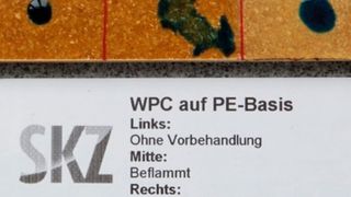 Bild 1: Einfluss der Oberflächenvorbehandlung bei WPC-Proben auf deren Benetzbarkeit. (Bild: SKZ)