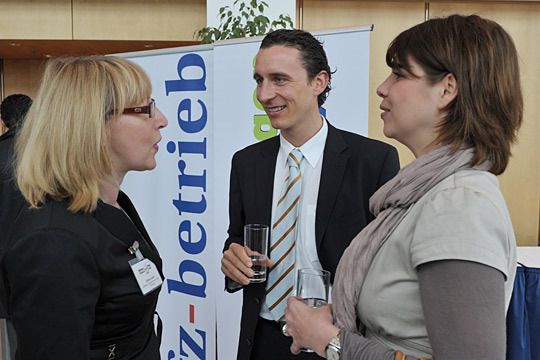 Silvia Lulei, Chefredakteurin »Gebrauchtwagen Praxis«, diskutierte mit Carlo Jesse und Vanessa Schaller (Auto Jesse) über die Top-Vertriebsideen. (Archiv: Vogel Business Media)