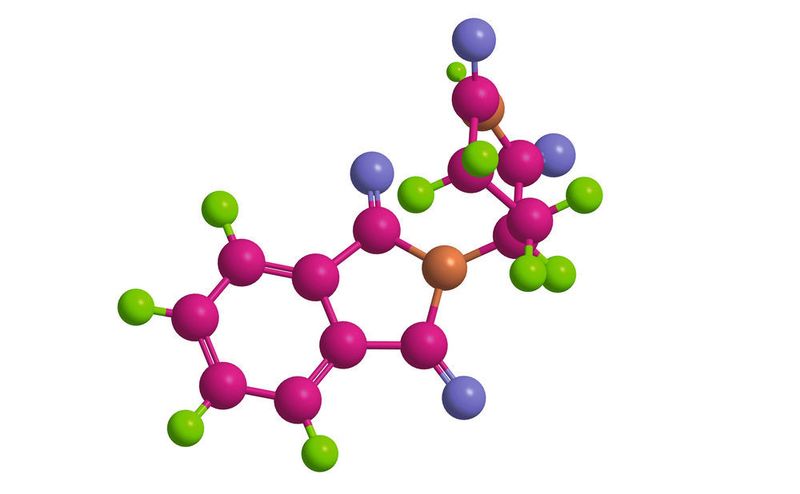 Abb. 1: Chirale Substanz mit trauriger Berühmtheit – Thalidomid (Contergan) ist das wohl bekannteste Beispiel dafür, dass sich verschiedene Entantiomere einer Verbindung z.T. gravierend in ihren Eigenschaften unterscheiden können. Im Bild: R-Thalidomid (© raimund14/Fotolia.com)