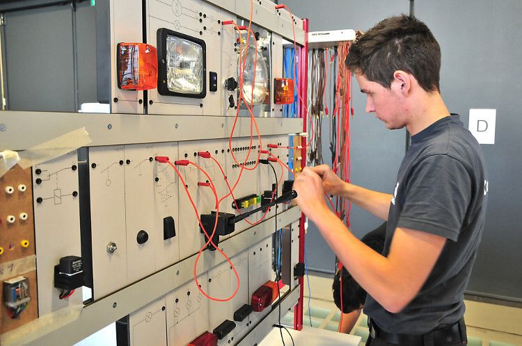 ...Elmar Valentin beim Verdrahten einer Beleuchtungsanlage... (Foto: Schmidt)