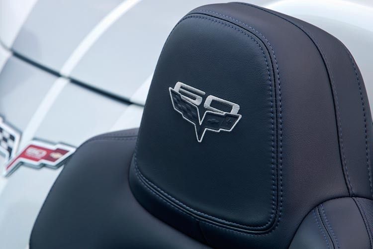 Das 60. Jubiläum des Modells findet sich zudem in Details wieder: Im Innenraum an bestickten Kopfstützen mit dem Corvette-Logo und einer eingefassten „60“. (Chevrolet)