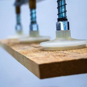 Schmalz hat mit dem Balgsauggreifer FSGA.78 CF ein Handhabungssystem geschaffen, dass auch bei so rauen Oberflächen wie gesägtem Holz nicht versagt.(Bild:  J. Schmalz)