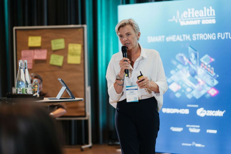 Mit viel Power und Enthusiasmus sprach Stefanie Kemp, Vorstand und CTO der Sana Kliniken, von der harten Realität des KHZG. (Bild: Manuel Emme)