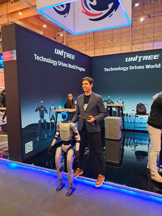 Demonstration des kompakten humanoiden Roboters am Messestand des chinesischen Robotik-Spezialisten Unitree.(Bild:  Web Summit)