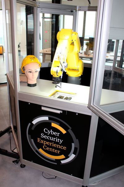 Industrieroboter in PwCs Cyber Security Experience Center. (PwC Deutschland)