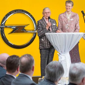 Begrüßung der Gäste durch die beiden Autohaus-Geschäftsführerinnen Fritzi Bimberg-Nolte (li.) und Tochter Petra Pientka.