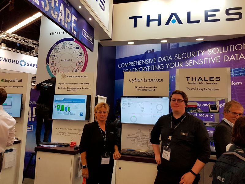 Thales  Am Gemeinschaftsstand von Thales zeigen Christoph Tohermes und seine Kollegin von cybertronixx ihre Lösung zur Bereitstellung einer PKI (Public Key Infrastructure). Thales produziert Hardware-Sicherheitsmodule (HSM) für die Ausführung kryptographischer Anwendungen und arbeitet dafür mit einer Reihe von Partnern zusammen, die ebenfalls am Stand vertreten sind.  Mehr Informationen unter www.cybertronixx.de  (Bild: Vogel Communications Group)