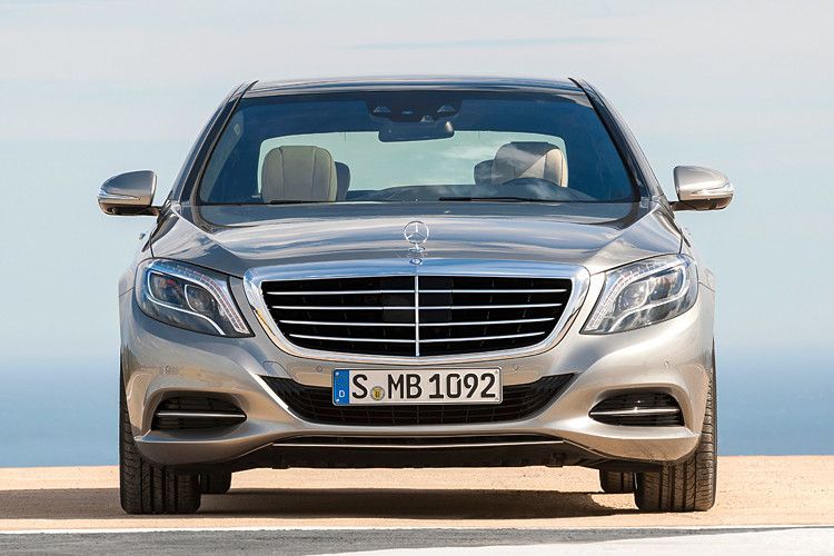 Fazit: Keine Experimente. Das Gesicht der neuen S-Klasse ist Mercedes-typisch. Kleine Design-Schmankerl gibt es dennoch: An der oberen Kante der Scheinwerfer findet sich ein beleuchteter Mercedes-Benz-Schriftzug. (Foto: Daimler)