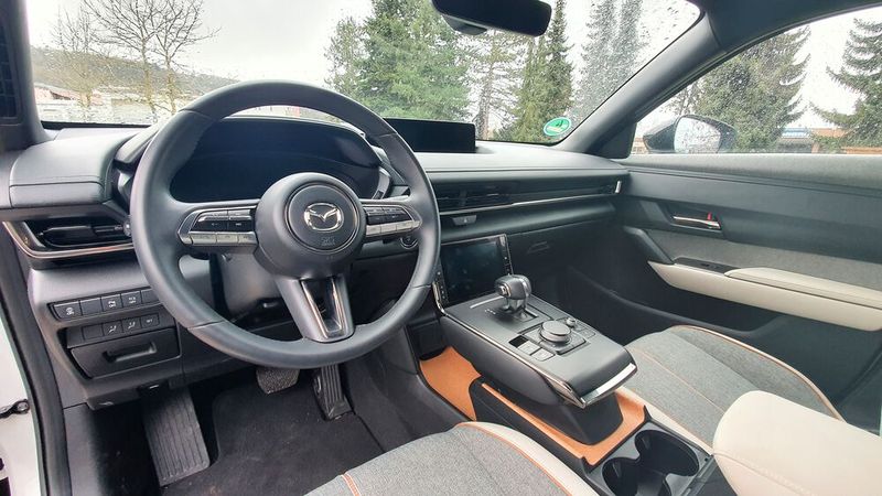 Ein Blick ins aufgeräumte Cockpit. In der Mittelkonsole fällt das erhöhte Controller-Pult auf. (Bild: Mauritz/»kfz-betrieb«)