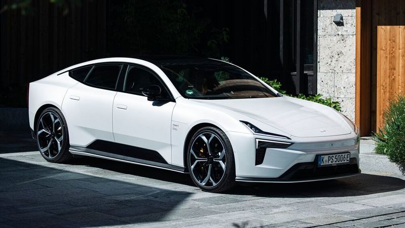 Für seine Oberklasse-Limousine hat Polestar erheblichen Aufwand betrieben: Der 5 steht auf einer eigens entwickelten Plattform, die Karosserie besteht aus verklebtem statt geschweißtem Aluminium – aufwendiger in der Fertigung, dafür präziser und laufruhig. (Bild: Polestar)