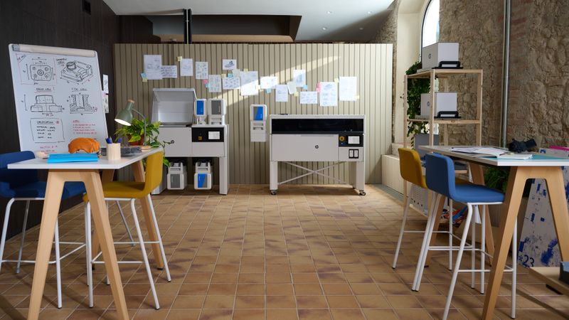 Die HP Multi Jet Fusion 1200 3D-Printer Solution bietet dieselbe zentrale MJF-Technologie, die auch im bestehenden Additive-Manufacturing-Portfolio von HP zum Einsatz kommt, in einem kleineren, kostengünstigeren Drucker. Damit können Teams robuste, funktionale Polymerteile herstellen, die für reale Anwendungen geeignet sind.(Bild:  HP)