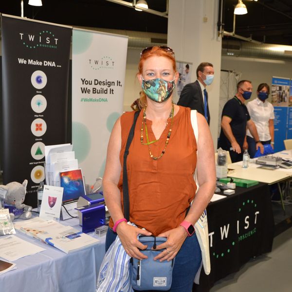 Besucherstimmen der LAB-SUPPLY Wien 2020Birgit Schmölzer von Greiner Bio One:  „Dieses Jahr ist es meine erste Messe, weil sonst nichts war und 2020 hier in Österreich auch nichts mehr für mich sein wird. Außer der LAB-SUPPLY hat keiner eine solche Messe riskiert, weil viele Veranstalter Angst haben, dass sich die Corona-Bestimmungen wieder ändern können und Präsenzveranstaltungen nicht mehr stattfinden dürfen. Ich bin froh, dass ich heute aus dem Homeoffice rauskomme und wieder Leute sehe.“  Weitere Infos zu den kommenden LAB-SUPPLY-Messen finden Sie auf www.lab-supply.info.  ()