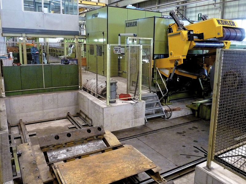 Eine von mehreren Fertigungslinien bei Hörmann. Startpunkt für den Herstellungsprozess ist die Kohler-Richtmaschine, die für Rahmenlängsträger genutzt wird. Hier werden die späteren Längsträgerplatinen direkt vom Coil abgearbeitet und gerichtet. (Bild: Kuhn)