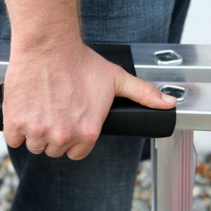 Durch die ergonomische Ausformung schmiegt sich die Traghilfe in die Hand des Trägers, egal, ob Links- oder Rechtshänder.