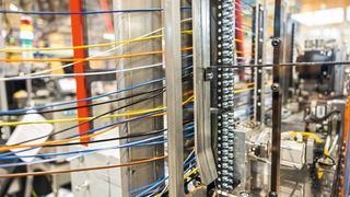 Die vollautomatische Konfektion und Beschriftung von Drahtsätzen bringt erhebliche Einsparungen bei der Montage und beim Material. (Bild: Christoph Enke, U.I. Lapp GmbH)