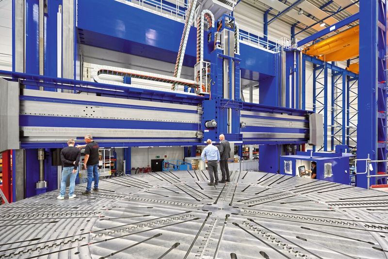 Dänischer Großauftrag: Im Aufbau befindet sich in Bielefeld eine Gantry-Portalfräsmaschine, die das kraftvolle Drehen, Fräsen und Bohren selbst von sehr großen Bauteilen aus hochfesten geschweißten Stahl- und Gusskonstruktionen ermöglicht. (Bild: Starrag/Ralf Baumgarten)
