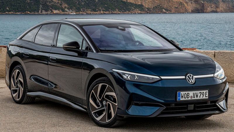 Typisch für ein Elektroauto baut auch der ID 7 relativ hoch. Doch insgesamt bietet er dennoch stimmige Proportionen. (Bild: VW)