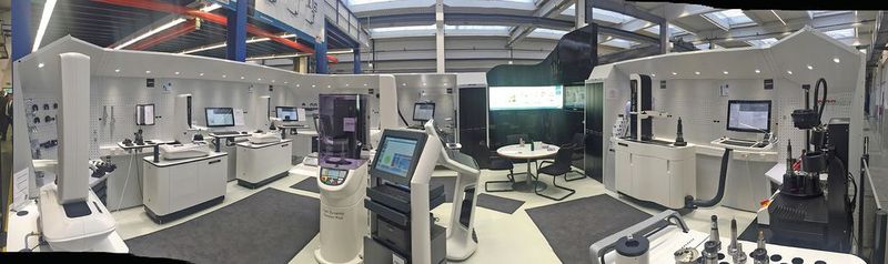 Ähnlich dem neuen Vorführzentrum in Bielefeld gestaltet Haimer auf dem EMO-Messestand einen «Toolroom», der den gesamten Prozess der Werkzeugspannung und -voreinstellung abbildet. (Haimer GmbH)