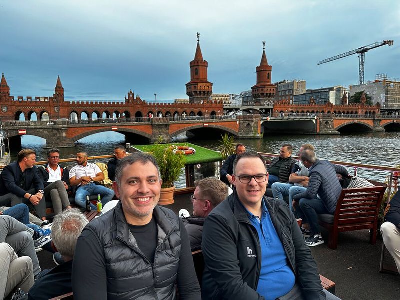 Gianfranco Vallone und David Rischar (r., Herweck) sind gespannt, was sie gleich alles zu sehen bekommen. (Bild: Vogel IT-Medien)