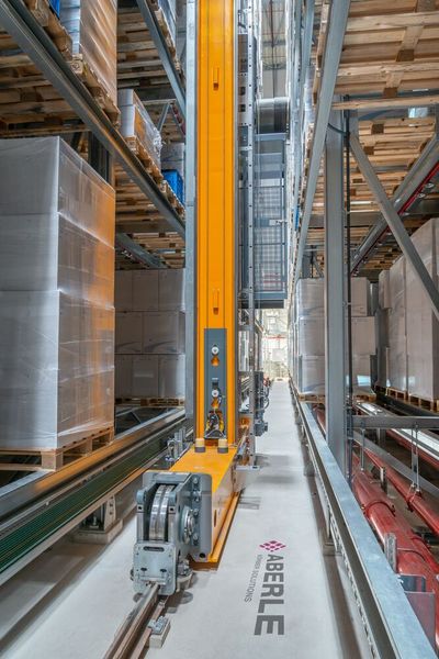 Die vier Regalbediengeräte (RBG) im neuen Hochregallager (HRL) schaffen 100 Ein- und Auslagerspiele pro Stunde. (Faktor Zwei)