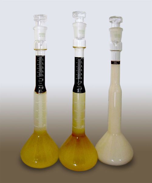 Emulsionsstabilität/Salzsäurespaltung: 100 ml Emulsion wurden mit 30 ml konzentrierter Salzsäure versetzt. Von links nach rechts zwei Grobziehmittel von Wettbewerbern und Multidraw CU UNI S, das sich unter gleichen Bedingungen deutlich schwerer spalten lässt. (Bild: Zeller+Gmelin)