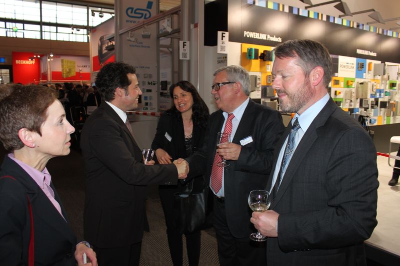 Am Dienstagabend wurde bei der Vogel Business Media am Messe-Stand in Halle 9 traditionell auf eine erfolgreiche Hannover Messe 2014 angestoßen. Gute Gespräche und Live-Musik von der Band „Famos“ sorgten bei den zahlreichen Standpartygästen für eine ausgelassene Stimmung. (Siegl/Vogel Business Media)