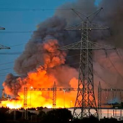 So sieht es seit gestern Abend auf einem Stück Gelände der Salzgitter AG aus. Was hier brennt, ist ein Schrotthaufen, dessen Löschung sich noch immer hinzieht. Die Bevölkerung ist gewarnt ... (Bild: dpa / M. Bein)
