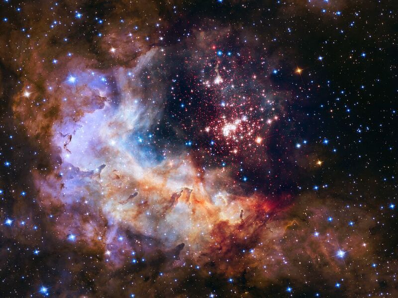Westerlund 2 (2015): Junge Sterne, die zum Leben erwachen, dieses Bild des Hubble-Weltraumteleskops ähnelt einem glitzernden Feuerwerk. Das funkelnde Herzstück ist ein gigantischer Haufen von etwa 3.000 Sternen namens Westerlund 2. Der Sternhaufen befindet sich in einem rauen stellaren Brutgebiet namens Gum 29, das 20.000 Lichtjahre von der Erde entfernt im Sternbild Carina liegt. (NASA)