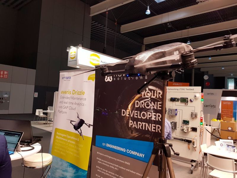 Die gefährlich aussehende Drohne ist Teil des Showcases von everis Drizzle. Das Unternehmen bietet eine EAM (Enterprise Asset Management) Plattform via SAP an, um Informationen über den Status von Anlagen zu sammeln, zu speichern und zu analysieren. (J. Moßner, VBM)