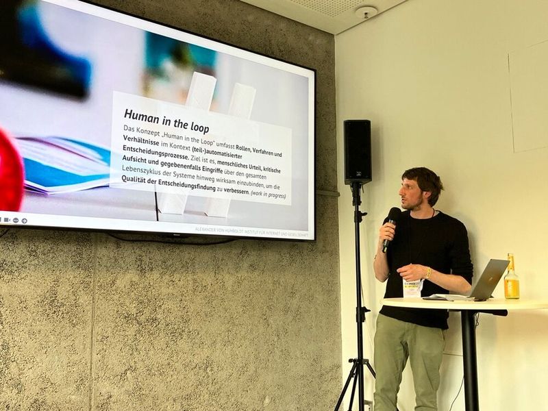 Wie Mensch und Maschine in der Verwaltung wirksam zusammenarbeiten, beleuchtet Dr. Maurice Stenzel, Senior Researcher im Alexander von Humboldt Institut für Internet und Gesellschaft, mithilfe des „Human in the Loop“-Ansatzes. (Bild: © Serina Sonsalla)