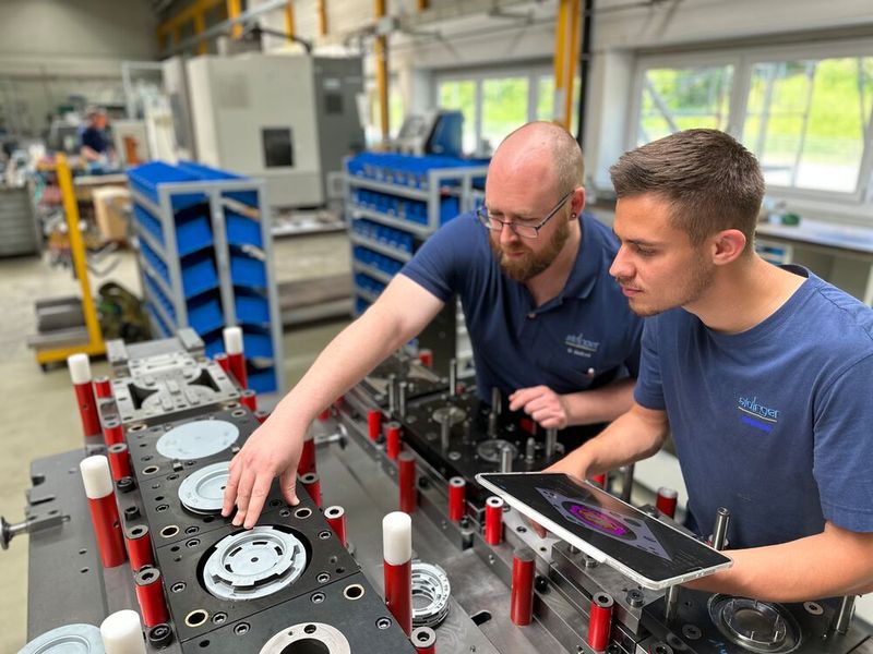 Simulationsergebnisse sind im ganzen Unternehmen durch den kostenlosen Stampack Viewer verfügbar. In der Simulation aufgezeigte Problemzonen können dadurch genau überprüft werden.  (Bild: Aldinger/Stampack)