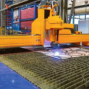 Bestandteil des MG Schneidsystems beim Unternehmen GEA ist ein CNC-Brennschneidtisch mit energiesparender Sektionsabsaugung zur Bearbeitung von großformatigen Blechen in der Größe 12.000 × 3500 mm, merkt Microstep an.(Bild:  Microstep)